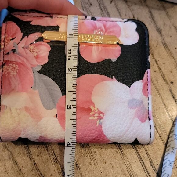 Floral wallet NWT by Steve Madden 💕🤍 - Picture 12 of 14